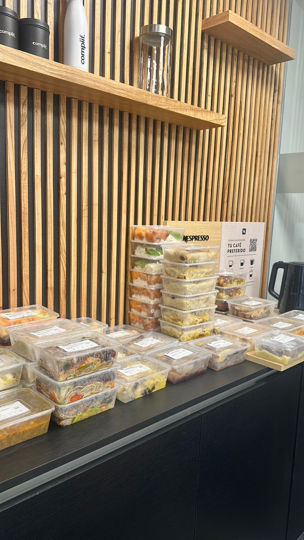 Comidas Yafu entregadas en una oficina