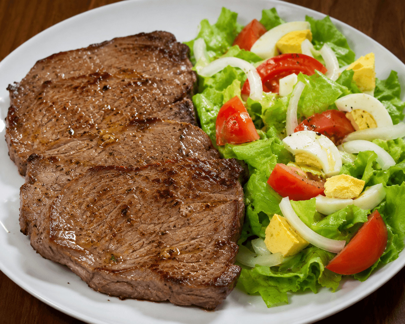 Carne al horno con ensalada 