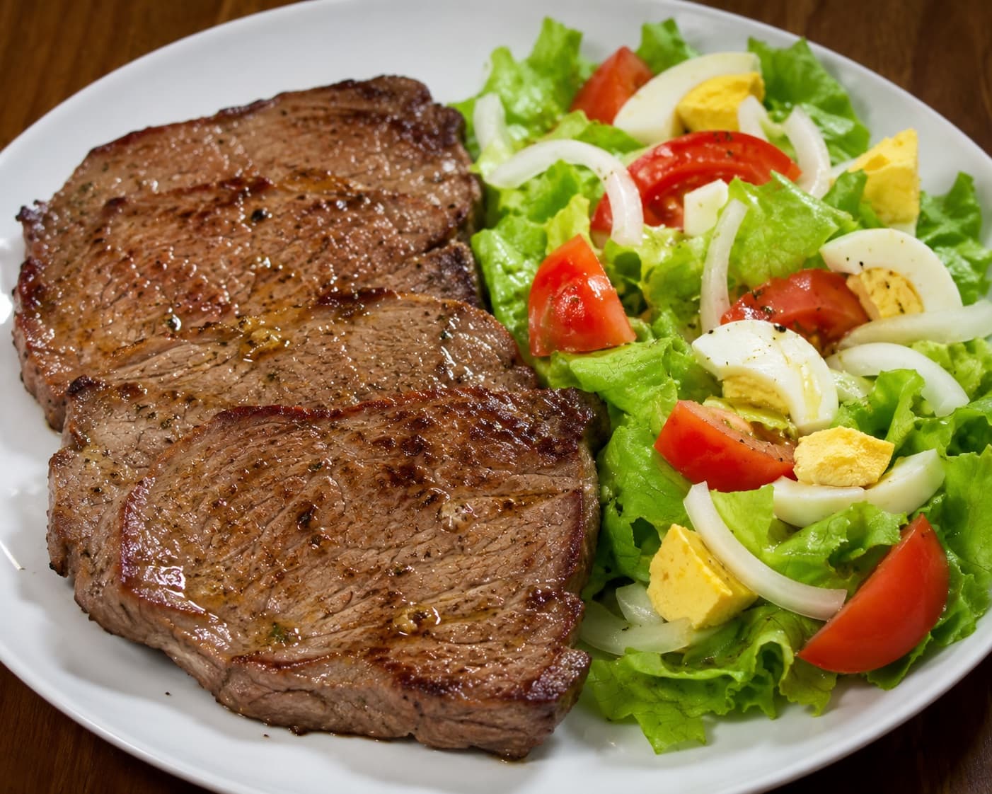 Carne al horno con ensalada 