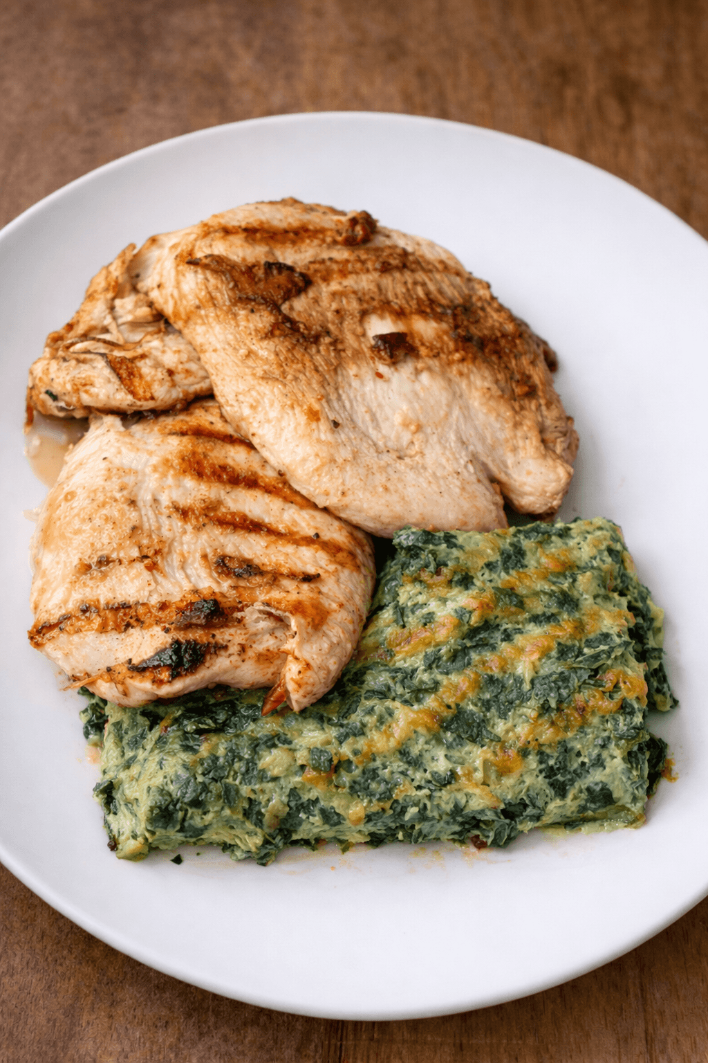 Churrasquito de pollo al limón con soufflé de espinaca