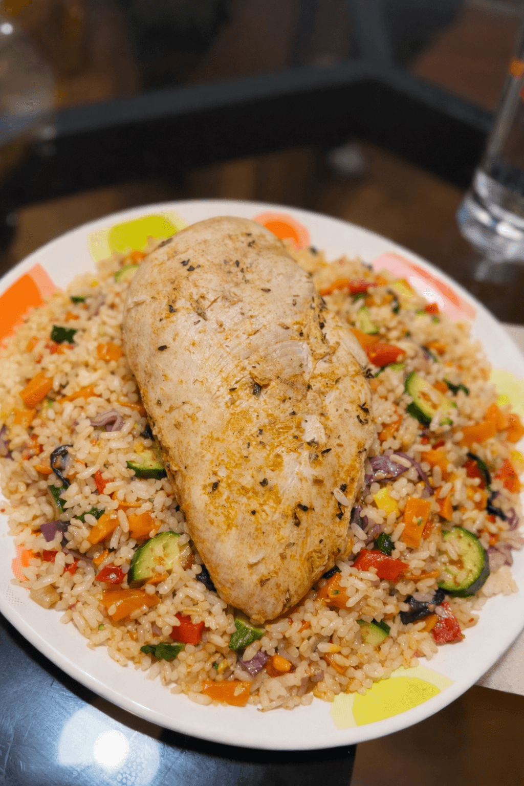 Pechuga de pollo con arroz salteado con vegetales 