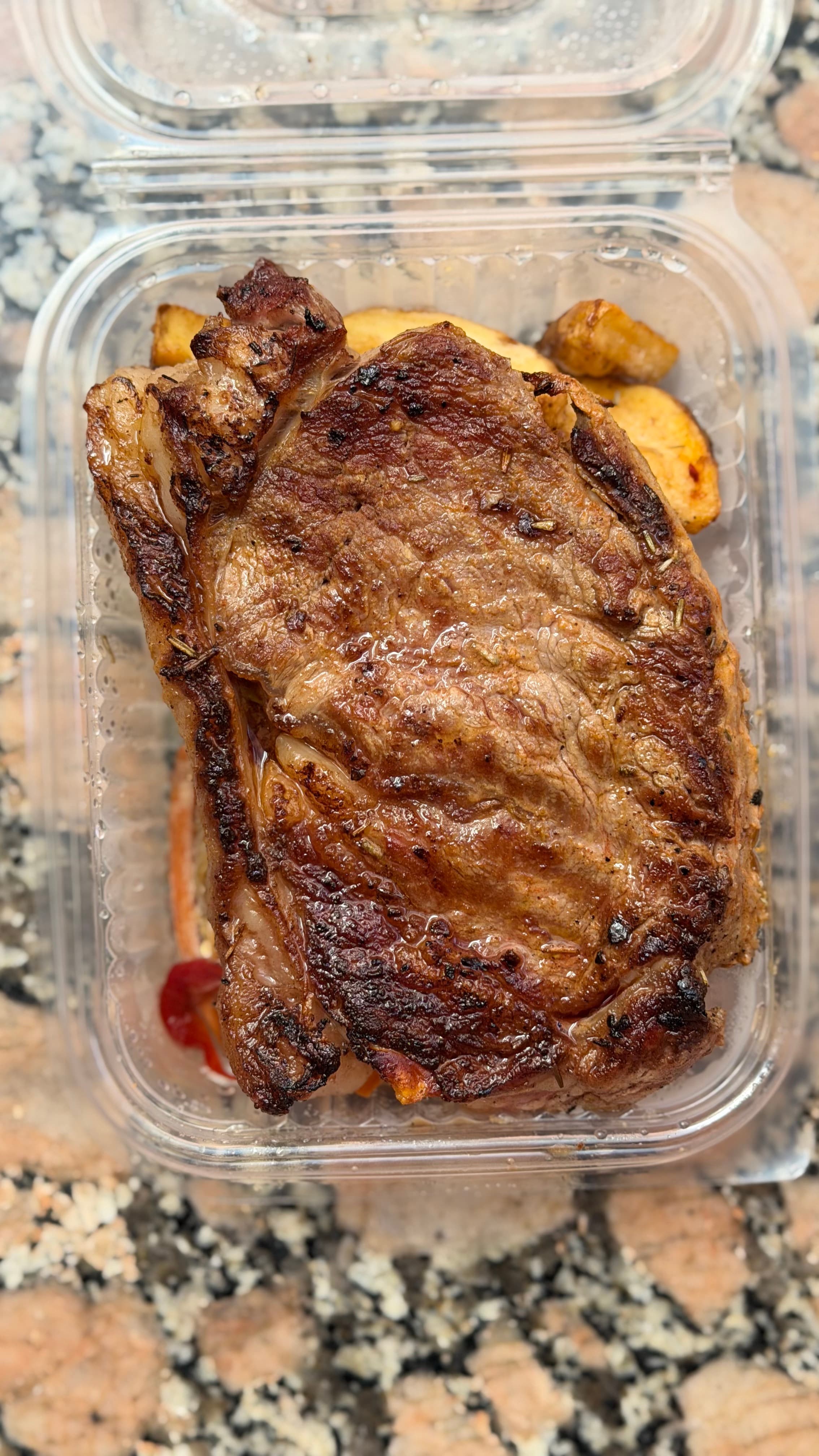 Bife de chorizo con mix de vegetales y papas rústicas