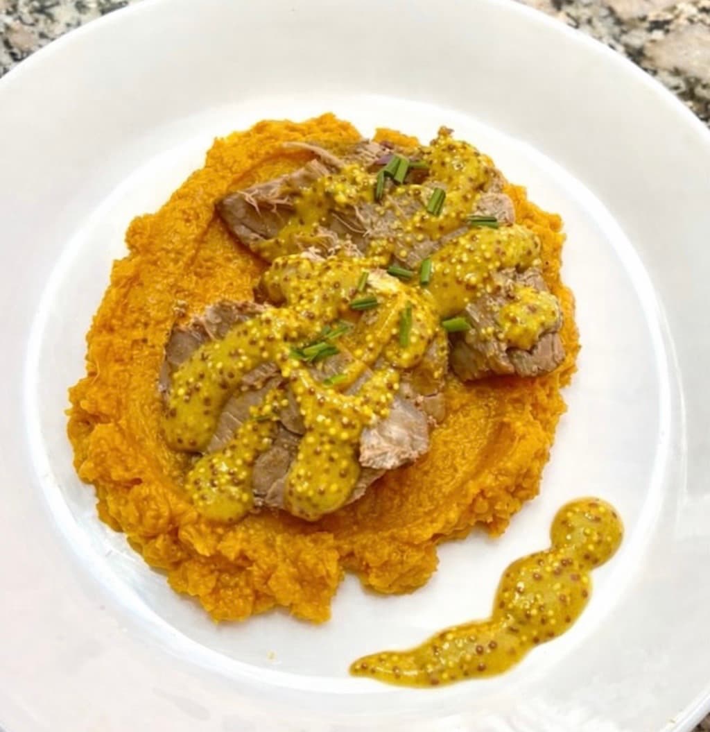 Bondiola a la mostaza con cremoso de batatas