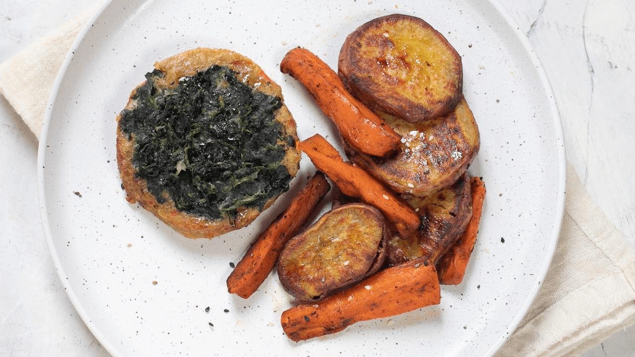 Hamburguesa de quinoa y espinaca con zanahorias y batatas asadas