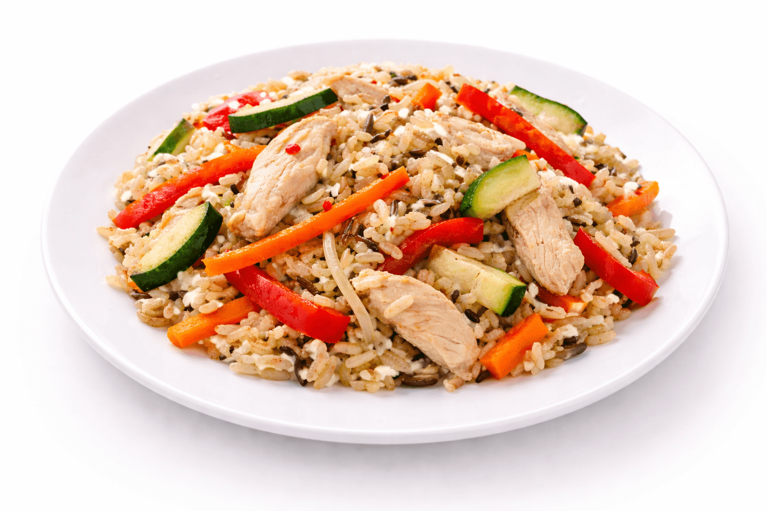 Tiras de pollo marinadas salteadas en vegetales con arroz integral y brócoli.