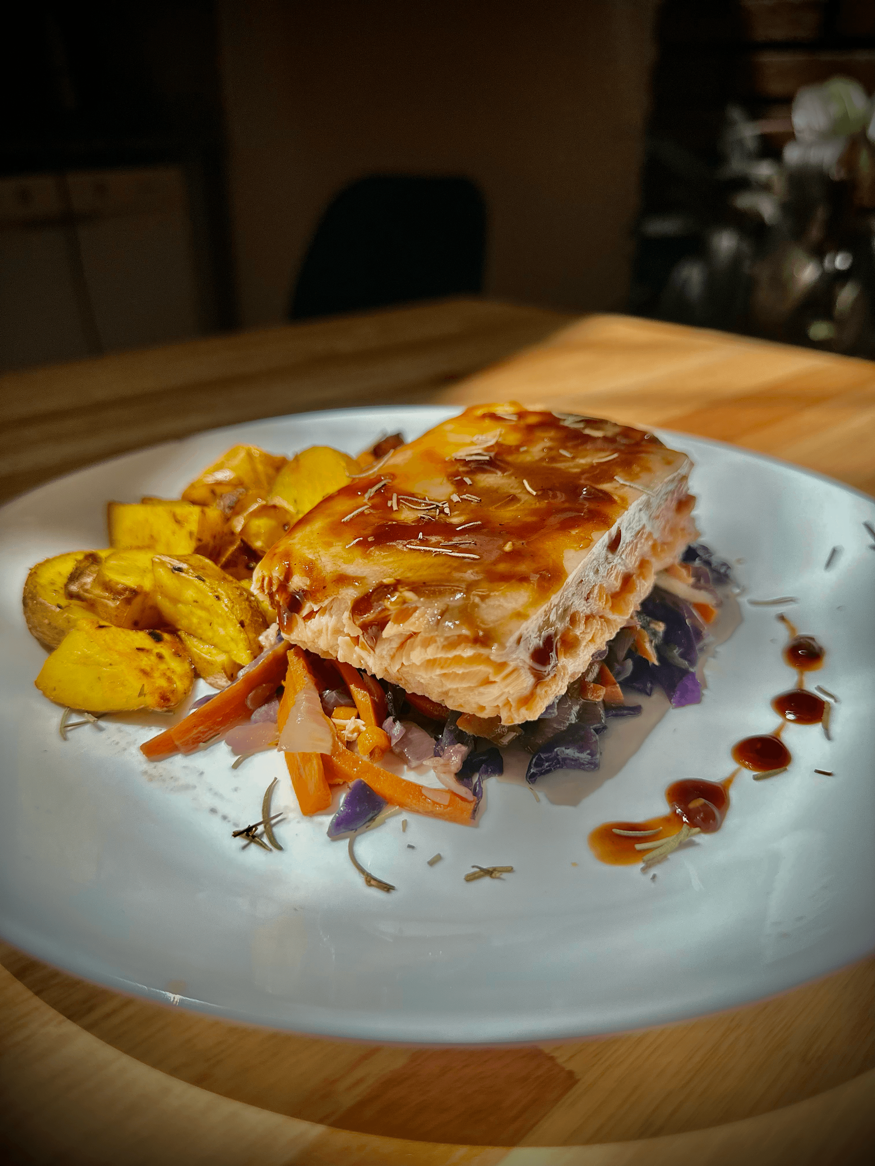 Salmón al horno con papas rústicas y mix de vegetales