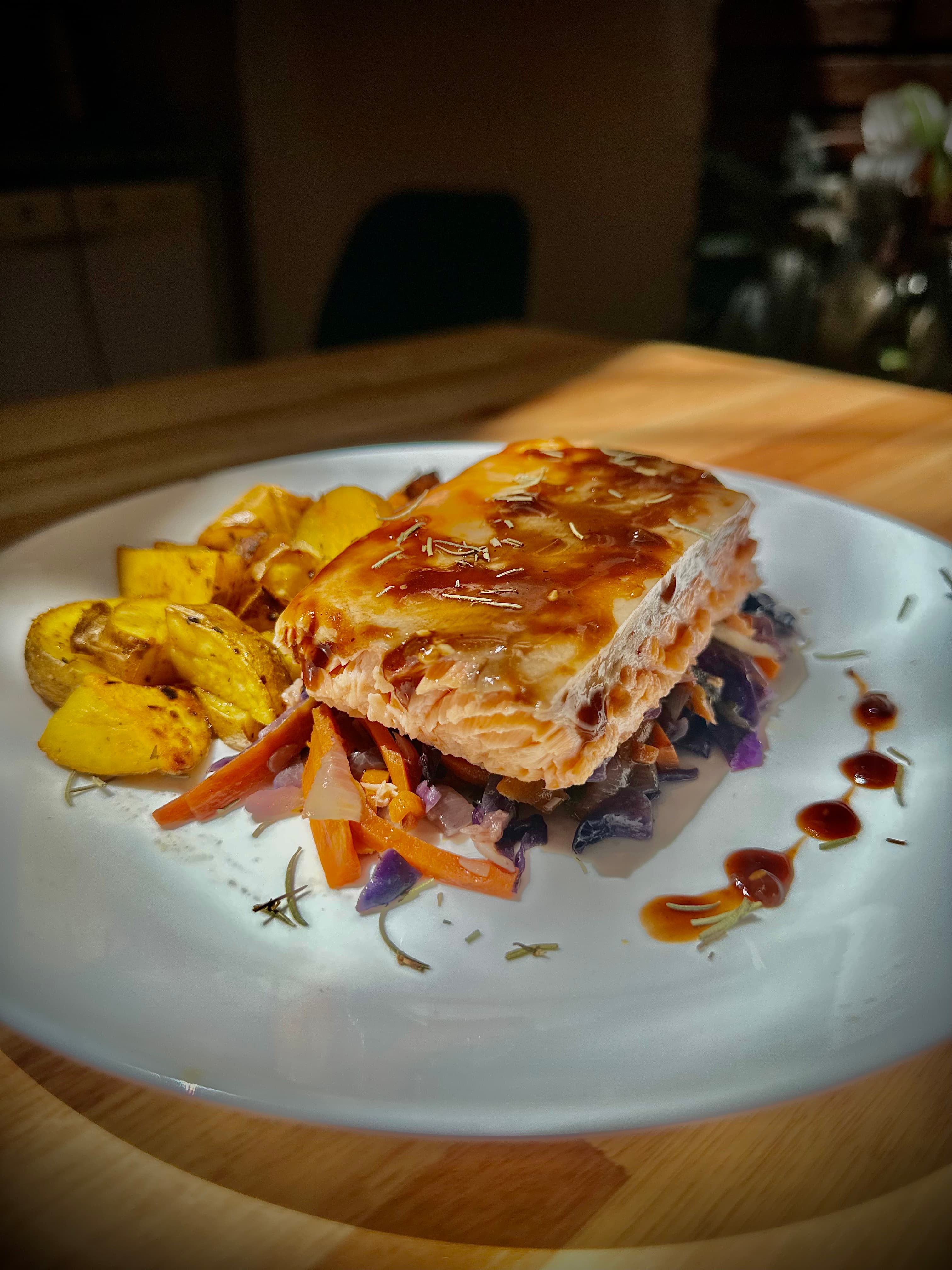 Salmón con mix de vegetales y papas rústicas